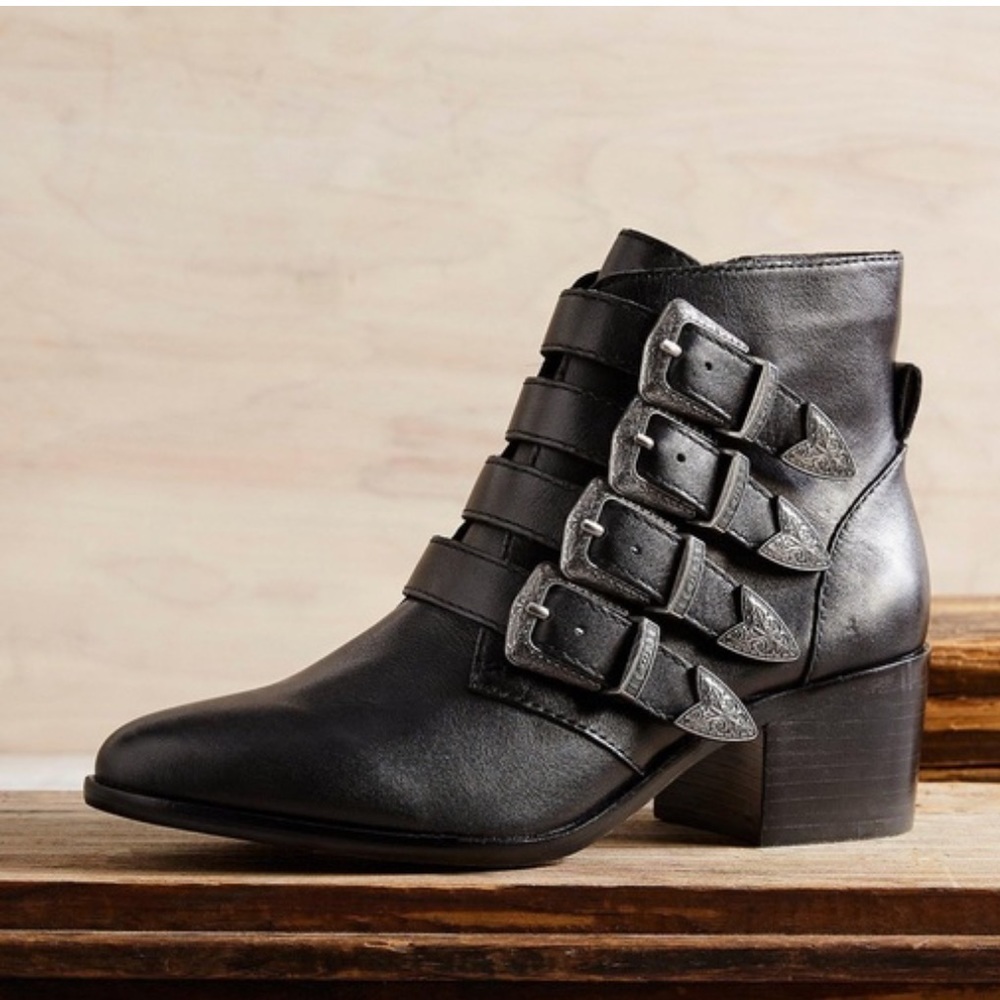 STEVE MADDEN Billey Black Leather Buckle Boots